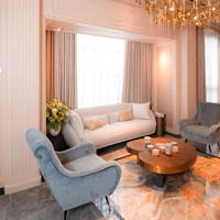 Tasya juga tak main-main dalam hal pemilihan furniture untuk rumahnya. Dalam foto terlihat meja kecil kayu berbentuk seperti hati yang mengisi salah satu sudut rumah. Siapa sangka ternyata meja tersebut berasal dari Eichholt annabelle cofee table Featuring a sturdy black wooden base and a heart-shaped tabletop in an antique gold finish yang harganya capai Rp 64,5 juta. Foto: Instagram/@tasyafarasya