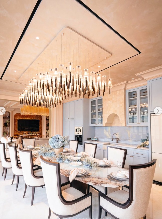 Ruang makannya tampak bersih dengan dominasi warna putih dan krem. Lampu gantung di atas meja makannya menambah kesan elegan. Foto: Instagram/@tasyafarasya