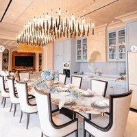 Ruang makannya tampak bersih dengan dominasi warna putih dan krem. Lampu gantung di atas meja makannya menambah kesan elegan. Foto: Instagram/@tasyafarasya