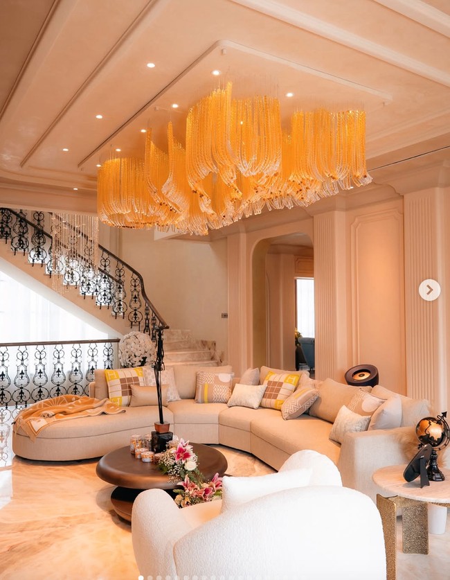 Di salah satu ruang keluarga rumah baru Tasya tampak diisi dengan meja bulat marmer di bagian tepinya. Meski berukuran kecil, meja Eichholtz Side Table Bodega timeless marble meets vintage brass. The round shape itu dibanderol dengan harga sekitar Rp 29,1 juta. Foto: Instagram/@tasyafarasya