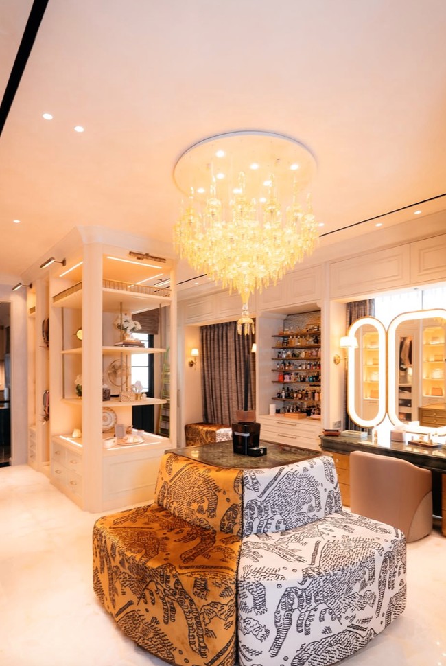 Potret walk in closet di rumah baru Tasya. Ruangan tersebut didekorasi senada dengan ruangan-ruangan lain yang memberikan sentuhaan warna coklat yang warm, membuat ruangan tampak nyaman. Di bagian tengah ruangan juga dipercantik dengan lampu gantung kristal yang mewah. Foto: Instagram/@tasyafarasya