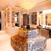 Potret walk in closet di rumah baru Tasya. Ruangan tersebut didekorasi senada dengan ruangan-ruangan lain yang memberikan sentuhaan warna coklat yang warm, membuat ruangan tampak nyaman. Di bagian tengah ruangan juga dipercantik dengan lampu gantung kristal yang mewah. Foto: Instagram/@tasyafarasya