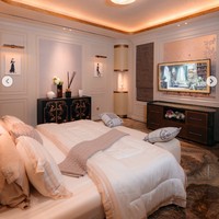 Penampakan kamar tidur Tasya Farasya. Masih didominasi warna kecoklatan, Tasya memilih lantai marmer yang membuat tampilan kamarnya semakin mahal.  Beberapa sarung bantalnya juga tampak berasal dari merek mewah Hermes. Foto: Instagram/@tasyafarasya