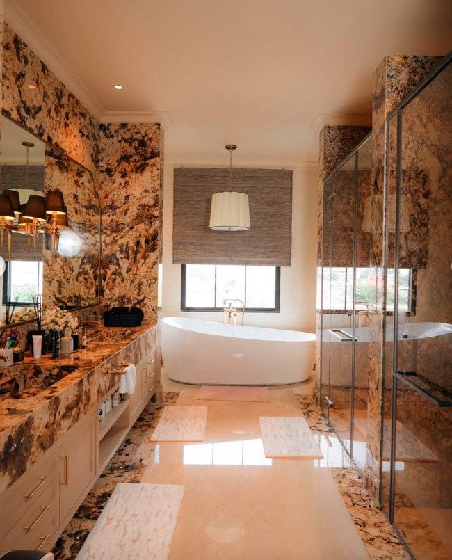 Tak kalah bikin tercengang, bathtub putih di kamar mandi rumah Tasya Farasya ternyata dibanderol dengan harga capai Rp 315 juta. Seharga rumah, bathtub tersebut diletakkan berdekatan dengan jendela yang dapat melihat pemandangan luar rumah. Foto: Instagram/@tasyafarasya