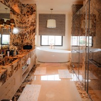 Tak kalah bikin tercengang, bathtub putih di kamar mandi rumah Tasya Farasya ternyata dibanderol dengan harga capai Rp 315 juta. Seharga rumah, bathtub tersebut diletakkan berdekatan dengan jendela yang dapat melihat pemandangan luar rumah. Foto: Instagram/@tasyafarasya