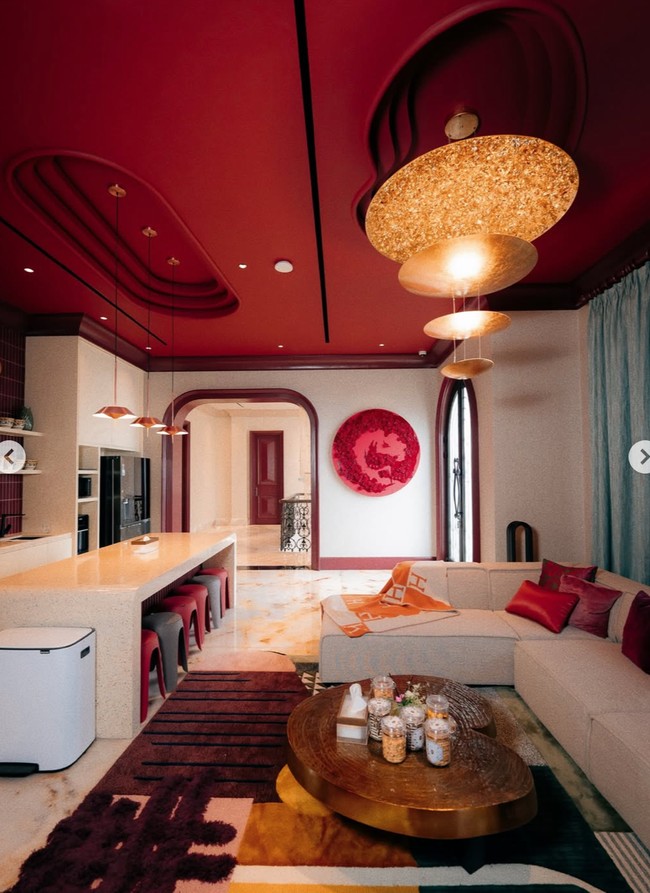 Tasya sendiri sempat mengatakan jika dirinya belakangan memang sedang menyukai warna merah. Terlihat dalam salah satu ruangan di rumah barunya didominasi dengan warna merah dan putih. Foto: Instagram/@tasyafarasya