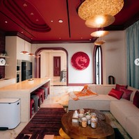 Tasya sendiri sempat mengatakan jika dirinya belakangan memang sedang menyukai warna merah. Terlihat dalam salah satu ruangan di rumah barunya didominasi dengan warna merah dan putih. Foto: Instagram/@tasyafarasya