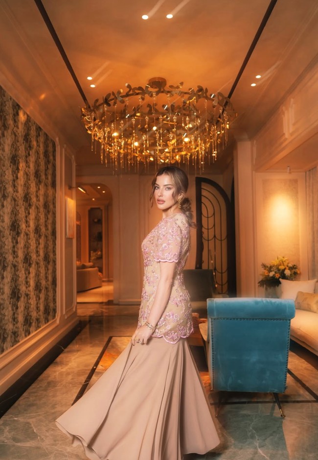 Untuk salah satu ruangan di rumahnya, Tasya memilih bangku berwarna turqoise. Bangku tersebut diketahui berasal dari Thirty Six Knots, dibanderol ddengan harga sekitar Rp 40 juta. Foto: Instagram/@tasyafarasya