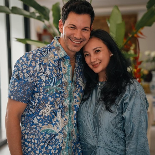 Gaya Lebaran Tata Cahyani dengan Bobby Tonelli