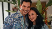 Gaya Lebaran Tata Cahyani dengan Bobby Tonelli