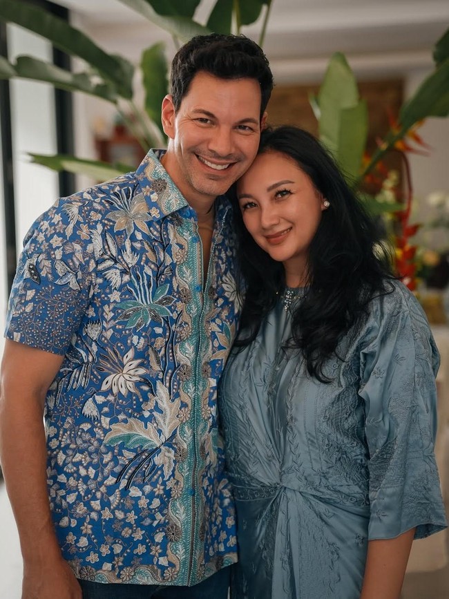 Gaya Lebaran Tata Cahyani dengan Bobby Tonelli
