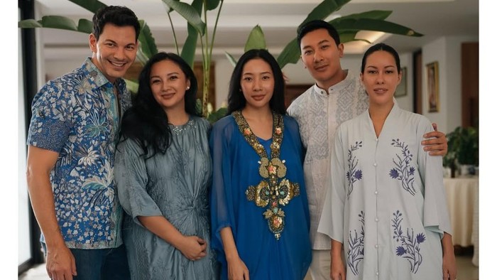 Gaya Lebaran Tata Cahyani dengan Bobby Tonelli