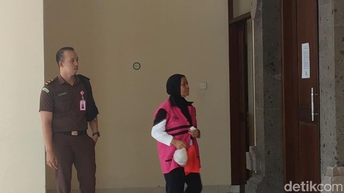 Terdakwa kasus dugaan korupsi dana hibah FORMI Denpasar, Ni Nyoman Sujati, saat sidang di Pengadilan Negeri Tipikor Denpasar, Rabu (25/3/2026).