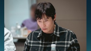 Lee Byung Hun akan memerankan Kim Myung Joon, seorang mata-mata elit Korea Utara yang menyamar dan tinggal di Korea Selatan selama lebih dari 10 tahun. Aktor kawakan itu akan memimpin drakor ini dengan karismanya.