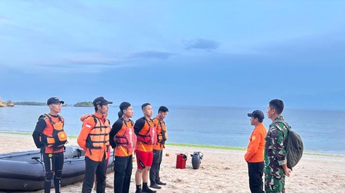 Tim SAR Mataram melanjutkan pencarian korban hilang terseret ombak di Pantai Tanjung Bloam, Desa Sekaroh, Kecamatan Jerowaru, Lombok Timur, NTB.(Foto: Dok. SAR Mataram)