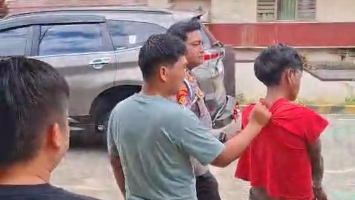 Pria berinisial B ditangkap di Toraja Utara karena mencabuli dua adik kandungnya. Modus pelaku memberi uang jajan untuk melakukan kekerasan seksual.