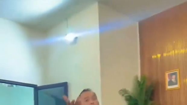 Aksi joget seorang pria pemilik dapur SPPG viral di media sosial dan membuat netizen geram. Dinarasikan seorang pria yang diketahui bernama Hendrik Irawan tersebut flexing penghasilan Rp 6 juta per hari dari usaha SPPG yang dimilikinya.Badan Gizi Nasional pun merespons hal tersebut. Wakil Ketua BGN, Nanik S Deyang, menyebut pihaknya telah memberikan teguran keras. BGN juga telah men-suspend dapur miliknya lantaran tidak sesuai ketentuan petunjuk teknis (juknis)