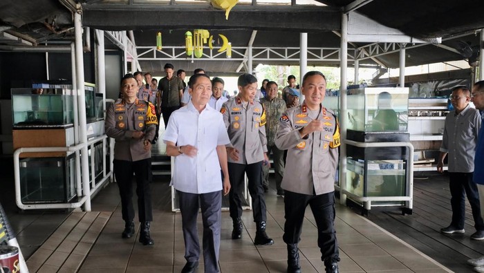 Wali Kota Palembang Ratu Dewa mengikuti zoom bersama Kapolda Sumsel dengan mendengarkan arahan Kapolri