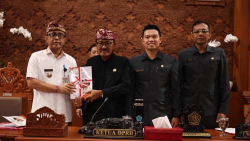 Walikota Denpasar IGN Jaya Negara saat memaparkan LKPJ di tahun 2025 didampingi Ketua DPRD Kota Denpasar, I Gusti Ngurah Gede, Rabu (25/3/2026). (Dok Humas Pemkot Denpasar).