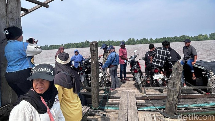 Warga Katingan manfaatkan perahu untuk berlibur Lebaran.