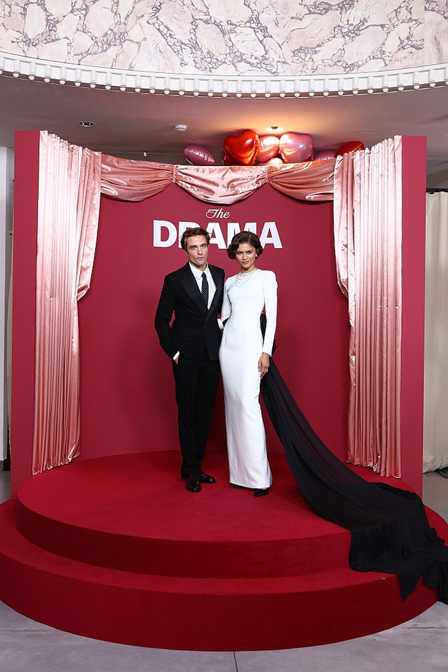 Setelah Amerika Serikat, rangkaian acara promosi film The Drama berlanjut di Eropa. Kedua bintang utamanya, Robert Pattinson dan Zendaya, menghadiri acara pemutaran perdana film tersebut di Paris, Prancis, pada Selasa (24/3/2026). (Foto: Marc Piasecki/WireImage)