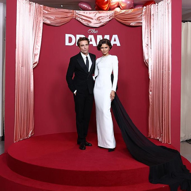Foto: Zendaya Bak Pengantin Lagi di Red Carpet, Ceria Bareng Robert Pattinson