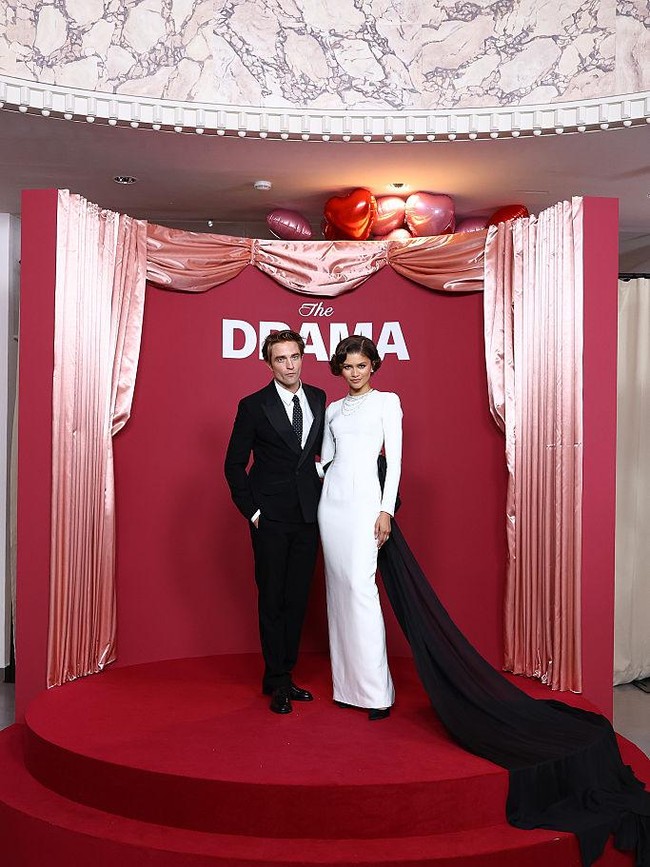 Foto: Zendaya Bak Pengantin Lagi di Red Carpet, Ceria Bareng Robert Pattinson