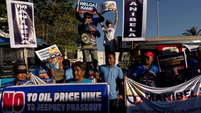 Jeepney drivers stage a rally during their 2-day strike to protest over rising fuel prices amid the U.S.-Israeli conflict with Iran, in Quezon City, Philippines, March 26, 2026. REUTERS/Eloisa Lopez