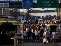 Warga Filipina Terpaksa Jalan Kaki gegara Krisis BBM, Lalin Kini Sepi