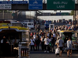Warga Filipina Kini Jalan Kaki ke Tempat Kerja Akibat BBM Langka