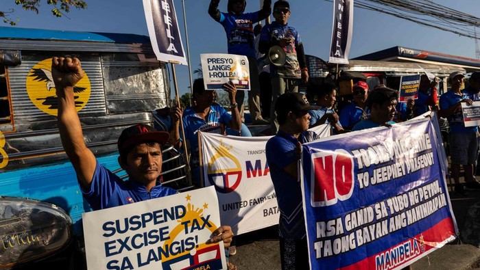 Jeepney drivers stage a rally during their 2-day strike to protest over rising fuel prices amid the U.S.-Israeli conflict with Iran, in Quezon City, Philippines, March 26, 2026. REUTERS/Eloisa Lopez