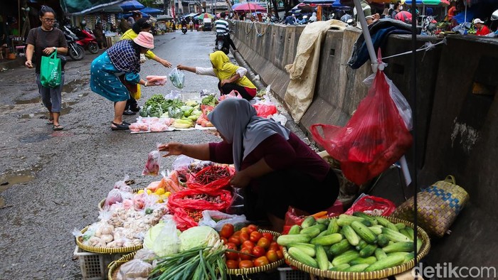 Suasana aktivitas jual beli di Pasar Minggu, Jakarta Selatan, Kamis (26/3/2026), terlihat lengang usai lebaran. Kondisi ini tampak di Pasar Minggu, Jakarta Selatan, di mana sejumlah kios masih tertutup terpal dan belum beroperasi secara normal.