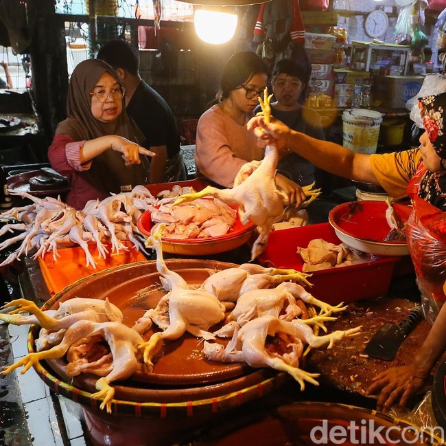 Aktivitas Jual Beli di Pasar Minggu Masih Lengang Usai Lebaran