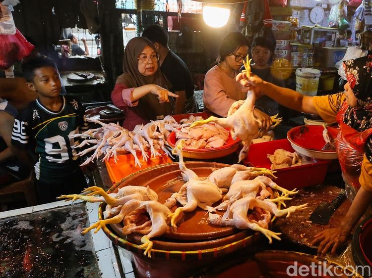 Aktivitas Jual Beli di Pasar Minggu Masih Lengang Usai Lebaran