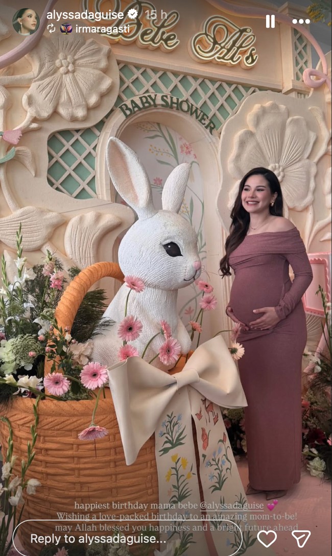 Alyssa tampil kenakan ddress panjang warna dusty pink. Dress sabrina press body tersebut membuat baby bump yang sudah besar di perut Alyssa jelas terlihat. Foto: Instagram/@alyssadaguise