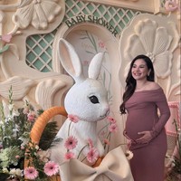 Alyssa tampil kenakan ddress panjang warna dusty pink. Dress sabrina press body tersebut membuat baby bump yang sudah besar di perut Alyssa jelas terlihat. Foto: Instagram/@alyssadaguise