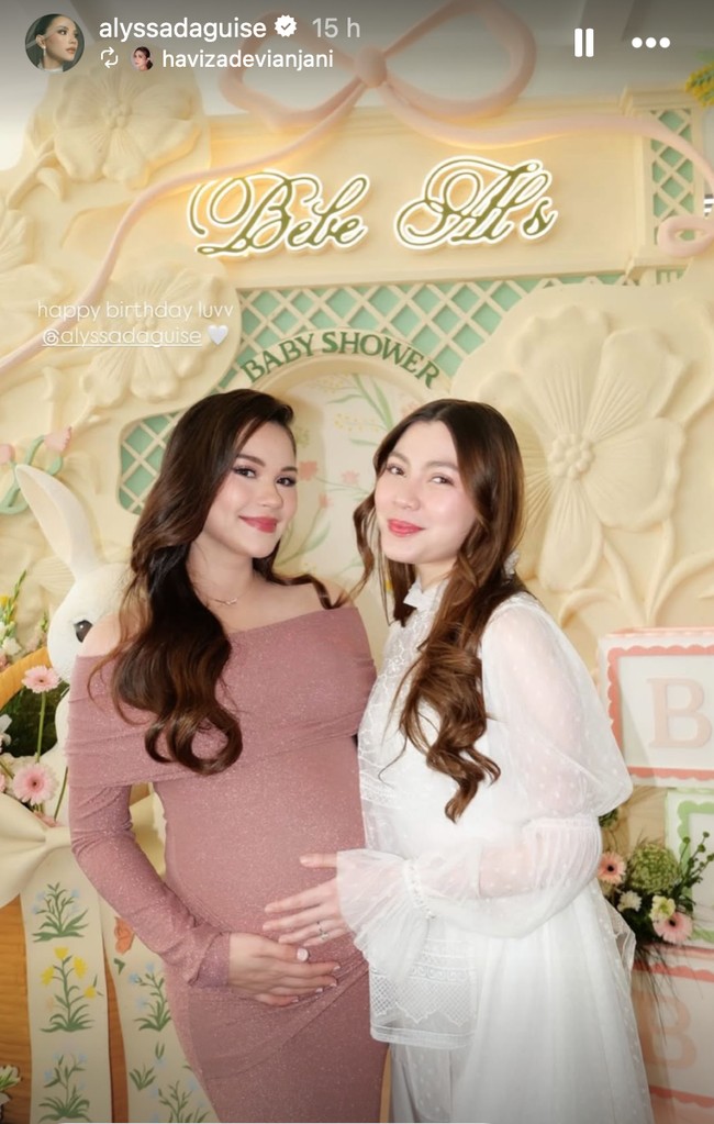 Acara baby shower sekaligus perayaan ultah Alyssa ramai dihadiri keluarga serta rekan-rekan artis. Salah satu yang turut hadir ialah Haviza istri Harris Vriza. Foto: Instagram/@alyssadaguise