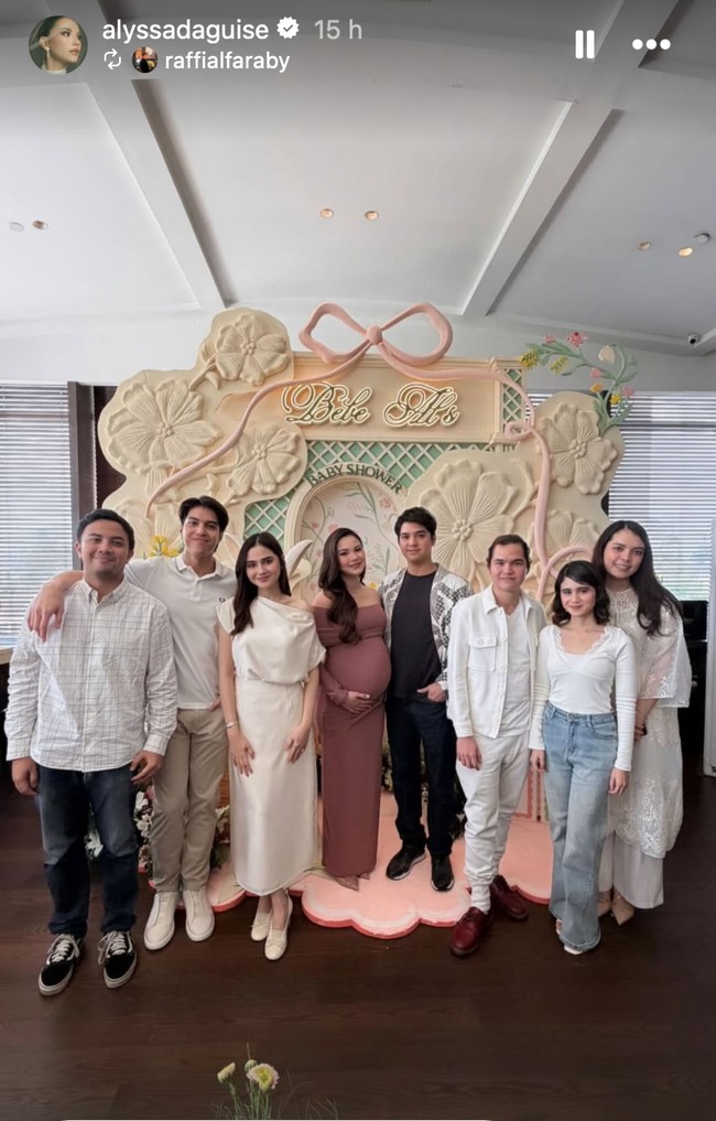 Kedua adik Al bersama pasangan masing-masing juga turut hadir. El datang bersama Syifa Hadju, sementara Dul bersama Tissa Biani. Foto: Instagram/@alyssadaguise
