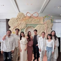 Kedua adik Al bersama pasangan masing-masing juga turut hadir. El datang bersama Syifa Hadju, sementara Dul bersama Tissa Biani. Foto: Instagram/@alyssadaguise