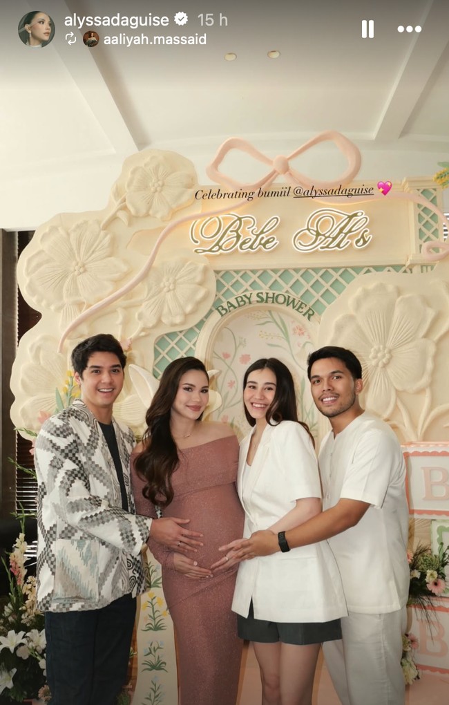 Tak ketinggalan Aaliyah Massaid dan suaminya, Thariq Halilintar juga ikut hadir. Keduanya kompak kenakan busana putih, sama seperti para tamu lain yang hadir. Foto: Instagram/@alyssadaguise