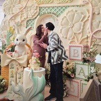 Akan segera menjadi orangtua baru, Al dan Alyssa juga menunjukkan kemesraan mereka di acara tersebut. Keduanya tampak makin kompak dan romantis. Foto: Instagram/@alyssadaguise