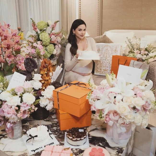 Alyssa Daguise Dikelilingi Bunga-Kado Saat Ultah, Gak Sabar Ketemu Anak