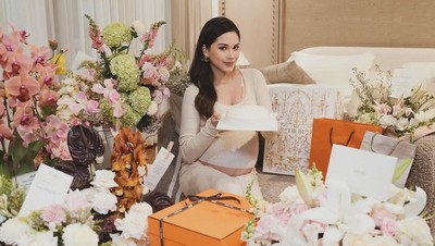 Alyssa Daguise Dikelilingi Bunga-Kado Saat Ultah, Gak Sabar Ketemu Anak