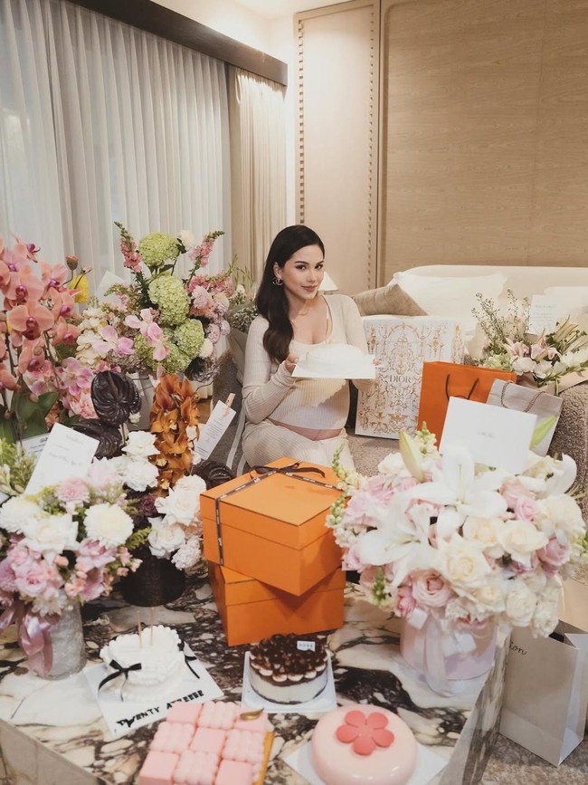 Alyssa Daguise Dikelilingi Bunga-Kado Saat Ultah, Gak Sabar Ketemu Anak