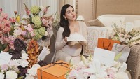 Alyssa Daguise mendapat banyak kado dan bunga di ulang tahun ke-28. Halo 28! Dikelilingi oleh bunga, hadiah & begitu banyak cinta, tulisnya dilihat di Instagram, Kamis (26/3/2026). (Foto: dok Instagram alyssadaguise)