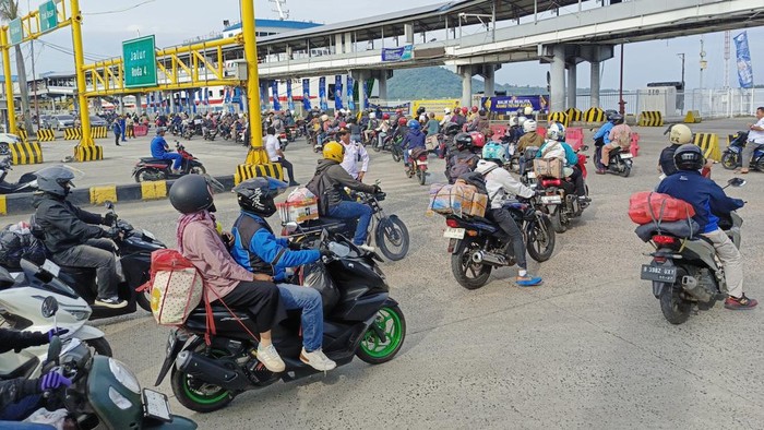 Antrean kendaraan roda dua di Pelabuhan Bakauheni Lampung