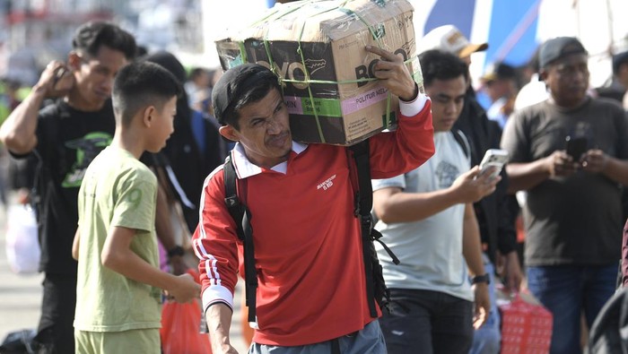 Sejumlah pemudik berada di geladak KM Prince Soya saat akan bersandar di Pelabuhan Samarinda, Kalimantan Timur, Kamis (26/3/2026). Kantor Kesyahbandaran dan Otoritas Pelabuhan (KSOP) Kelas I Samarinda menyatakan jumlah pemudik pada H+4 arus balik Lebaran 2026 sebanyak 1.683 orang yang menumpangi KM Prince Soya dari Parepare, Sulawesi Selatan, sementara puncak arus balik diperkirakan terjadi pada Minggu 29 Maret 2026. ANTARA FOTO/M Risyal Hidayat/YU