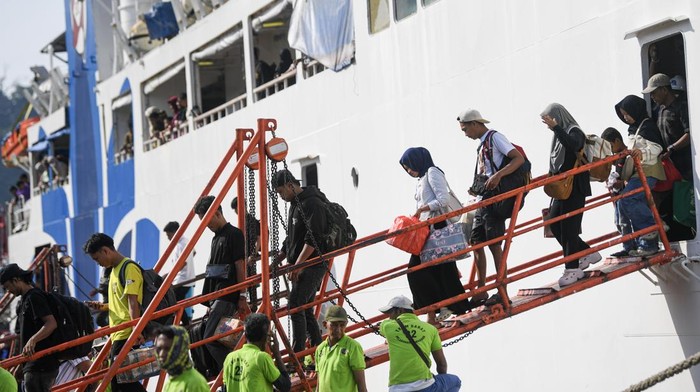 Sejumlah pemudik berada di geladak KM Prince Soya saat akan bersandar di Pelabuhan Samarinda, Kalimantan Timur, Kamis (26/3/2026). Kantor Kesyahbandaran dan Otoritas Pelabuhan (KSOP) Kelas I Samarinda menyatakan jumlah pemudik pada H+4 arus balik Lebaran 2026 sebanyak 1.683 orang yang menumpangi KM Prince Soya dari Parepare, Sulawesi Selatan, sementara puncak arus balik diperkirakan terjadi pada Minggu 29 Maret 2026. ANTARA FOTO/M Risyal Hidayat/YU