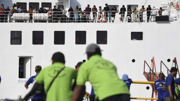 Sejumlah pemudik berada di geladak KM Prince Soya saat akan bersandar di Pelabuhan Samarinda, Kalimantan Timur, Kamis (26/3/2026). Kantor Kesyahbandaran dan Otoritas Pelabuhan (KSOP) Kelas I Samarinda menyatakan jumlah pemudik pada H+4 arus balik Lebaran 2026 sebanyak 1.683 orang yang menumpangi KM Prince Soya dari Parepare, Sulawesi Selatan, sementara puncak arus balik diperkirakan terjadi pada Minggu 29 Maret 2026. ANTARA FOTO/M Risyal Hidayat/YU