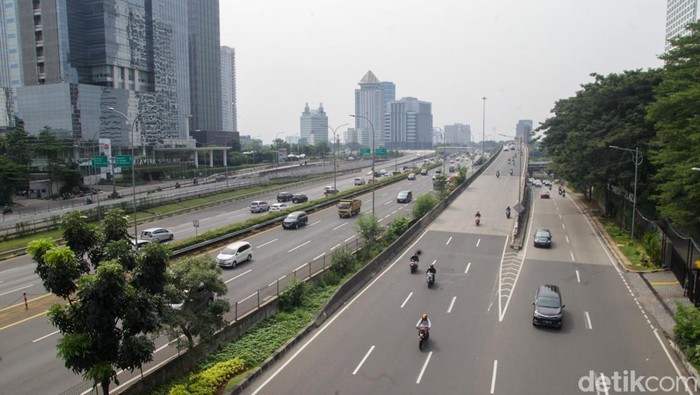 Kendaraan melintas di Tol JORR Cilandak, Jakarta Selatan, Kamis (26/3/2026).